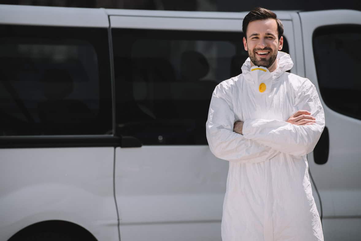 Technicien antiparasitaire en uniforme